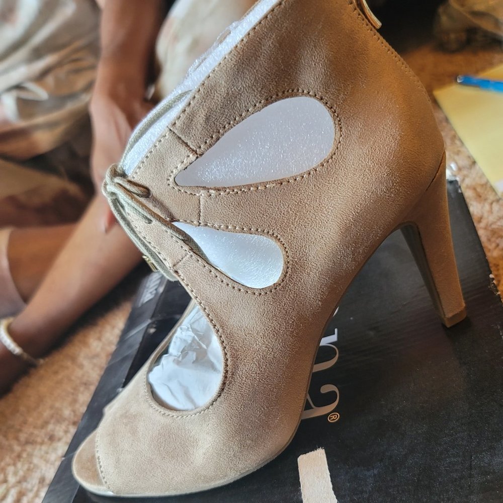 ANA CHANCE taupe peep toe strappy heel – size 8 (new in box)